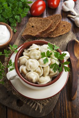 Masadaki tencerede nefis börekler var.