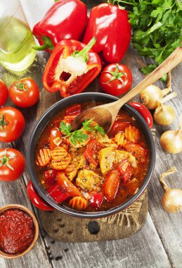 Domates soslu sebzeli güveç et