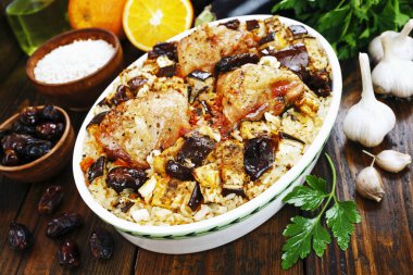 Pirinç, patlıcan ve incir bir tablo ile pişmiş tavuk uyluk