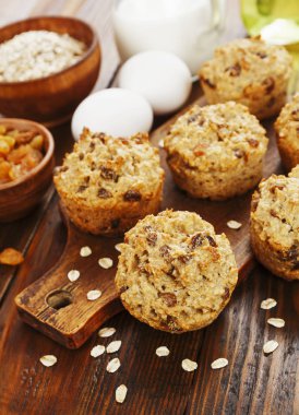 Diyet yulaf kekler masanın üzerine üzümlü