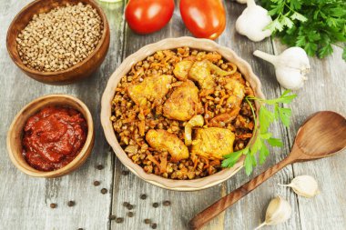 Buğday lapası kabın içinde et ve domates soslu 