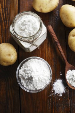 ahşap masa üzerinde bir cam kabın içinde patates nişastası