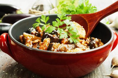 Masada soya soslu patlıcan ile tavuk