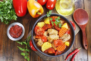 Domates soslu sebzeli güveç et