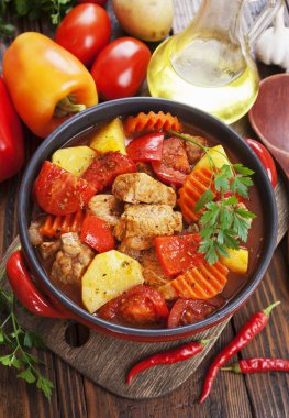 Domates soslu sebzeli güveç et