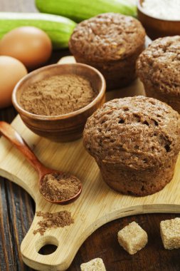 Kabak kekler masanın üzerine kakao tozu ile