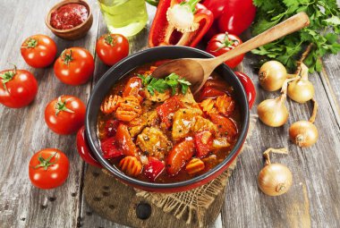 Domates soslu sebzeli güveç et