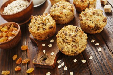 Diyet yulaf kekler masanın üzerine üzümlü