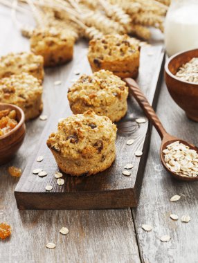 Diyet yulaf kekler masanın üzerine üzümlü