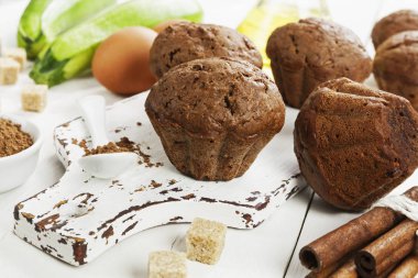 Kabak bir tablo ile çikolatalı kek