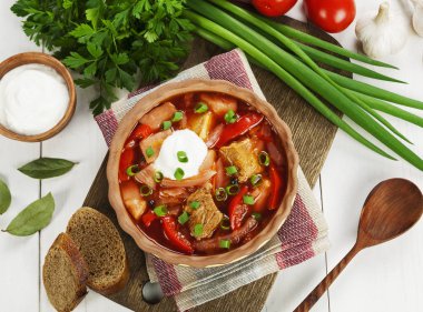 Lahana ve et ile Rus Pancar çorbası. Borsch