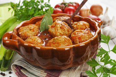 Köfte sebze ve masanın üzerine domates sosu ile