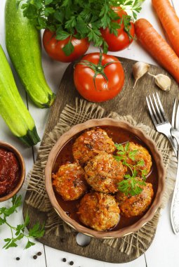 Köfte sebze ve masanın üzerine domates sosu ile 