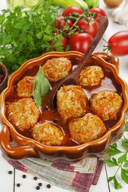 Köfte sebze ve masanın üzerine domates sosu ile