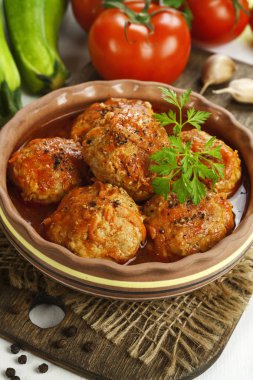 Köfte sebze ve masanın üzerine domates sosu ile 