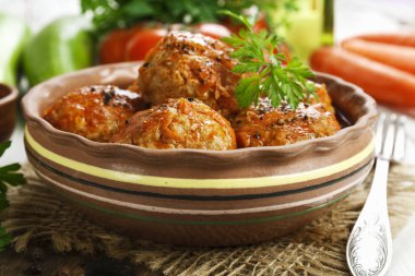 Köfte sebze ve masanın üzerine domates sosu ile 