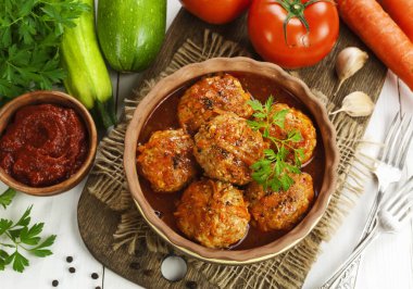 Köfte sebze ve masanın üzerine domates sosu ile 