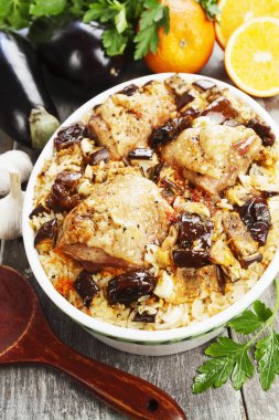 Pirinç, patlıcan ve incir bir tablo ile pişmiş tavuk uyluk