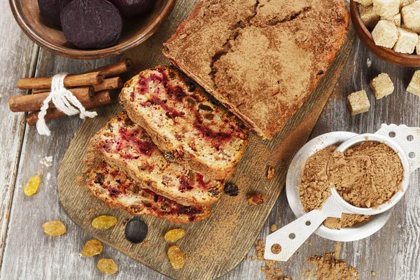 Rote Bete Kuchen Mit Rosinen Und Kakaopulver — Stockfoto