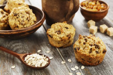 Diyet yulaf kekler masanın üzerine üzümlü