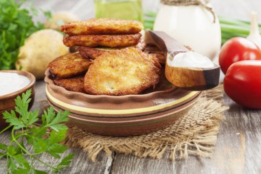 Masanın üzerinde bir seramik kase patates gözlemesi