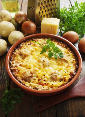 Patates güveç köfte ve peynir ile