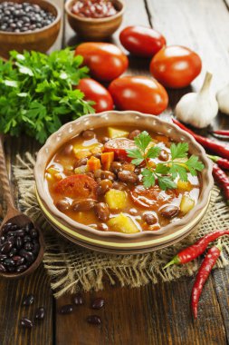 Kırmızı fasulye ve biber ile çorbası