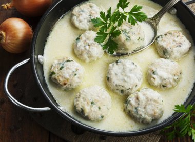 Masanın üzerine süt soslu tavuk köfte