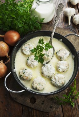 Masanın üzerine süt soslu tavuk köfte