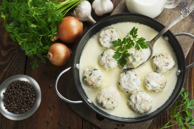 Masanın üzerine süt soslu tavuk köfte