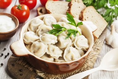 Masadaki tencerede nefis börekler var.