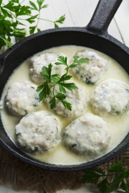 Masanın üzerine süt soslu tavuk köfte