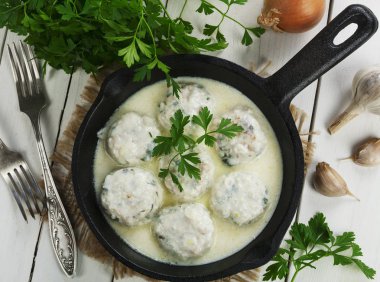 Masanın üzerine süt soslu tavuk köfte