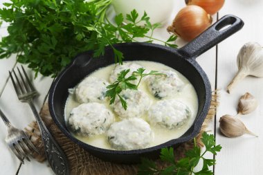 Masanın üzerine süt soslu tavuk köfte