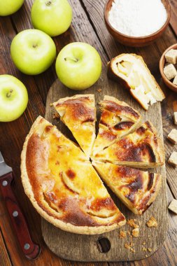 Ev yapımı elma pasta ahşap tablo