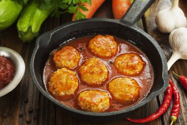 Köfte sebze ve masanın üzerine domates sosu ile