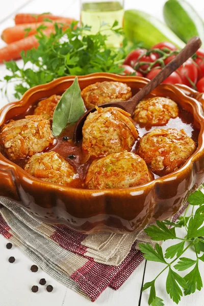 Albóndigas Con Verduras Salsa Tomate Sobre Mesa —  Fotos de Stock