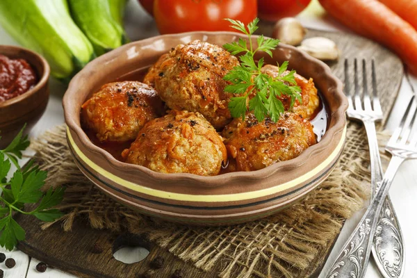 Köfte sebze ve masanın üzerine domates sosu ile 