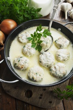 Masanın üzerine süt soslu tavuk köfte