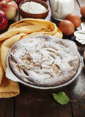 Pudra şekerli ev yapımı elmalı turta.