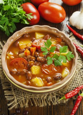 Kırmızı fasulye ve biber ile çorbası