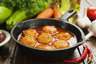 Köfte sebze ve masanın üzerine domates sosu ile