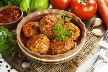 Köfte sebze ve masanın üzerine domates sosu ile 