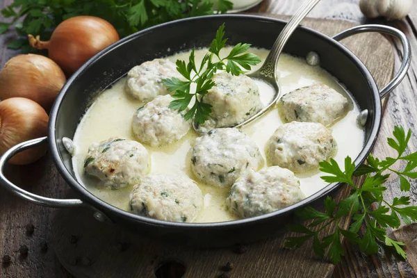 Masanın üzerine süt soslu tavuk köfte