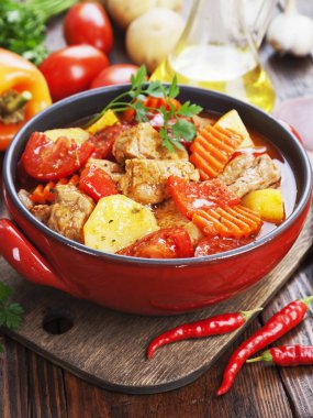 Domates soslu sebzeli güveç et