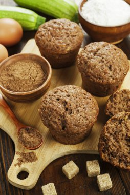 Kabak kekler masanın üzerine kakao tozu ile