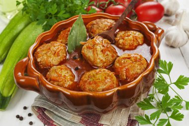 Köfte sebze ve masanın üzerine domates sosu ile