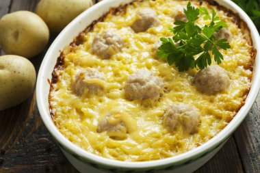 Patates güveç köfte ve peynir ile
