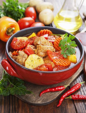 Domates soslu sebzeli güveç et