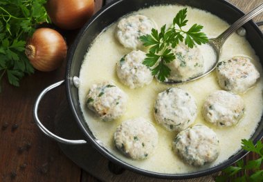 Masanın üzerine süt soslu tavuk köfte